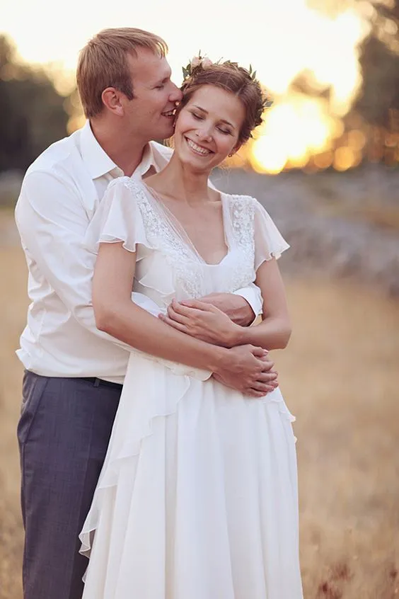 Cheap Plus Size Chiffon Country Wedding Dresses Lace Flowers V Neck Back Sheer Summer Bridal Gowns