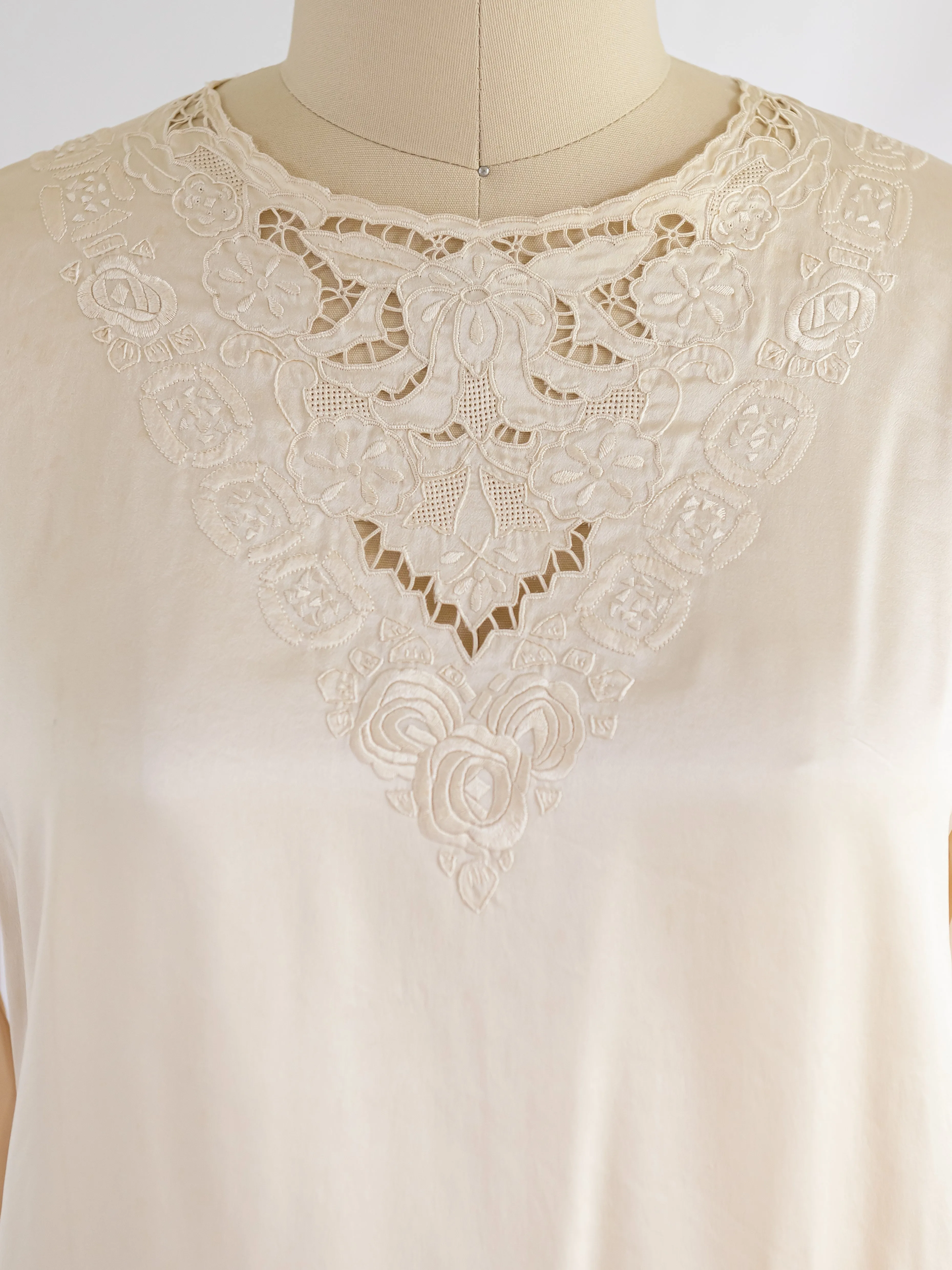 Vintage Round Neck Cuff Sleeve Embroidered Silk Blouse